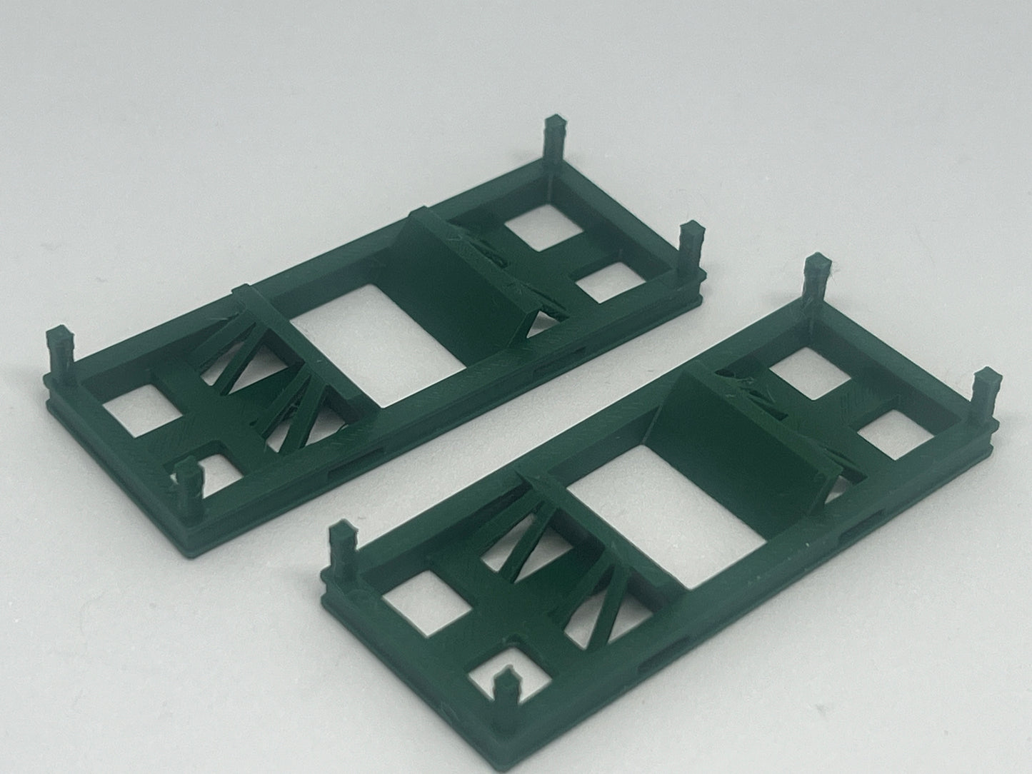 HO scale Spool carriers with spools